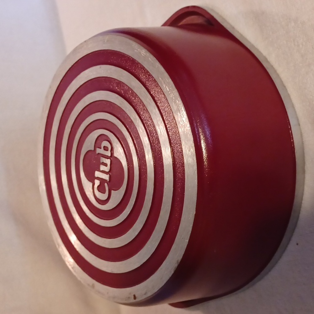 Club Burgundy Cast Aluminum Dutch Oven with Wooden Handle 5 Qt - Picture 2 of 6